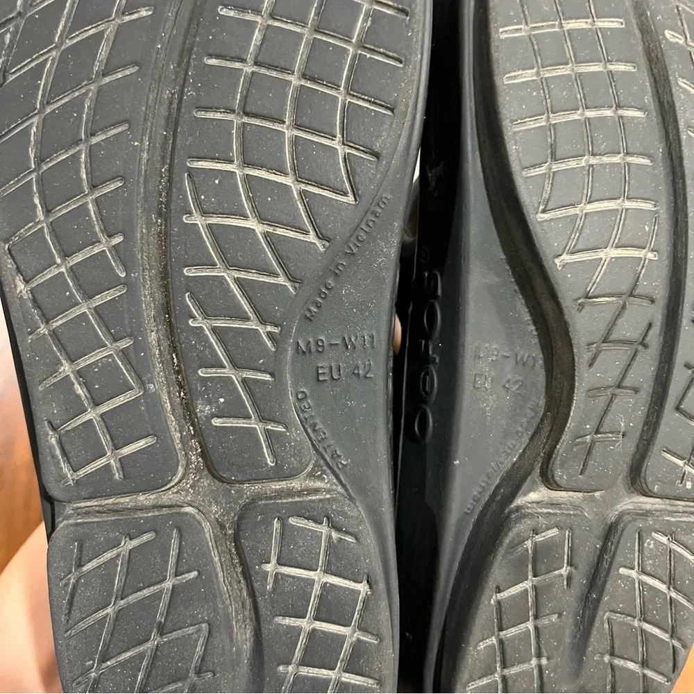OOFOS sandals flop comfort